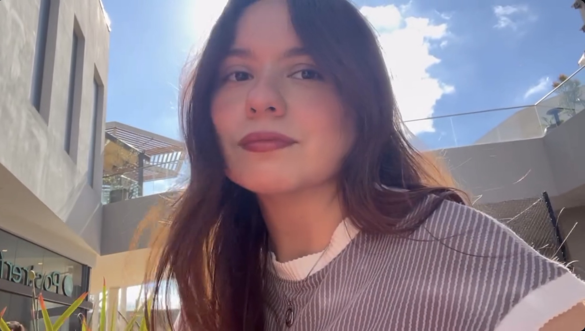 Diana Jara sonriendo al aire libre